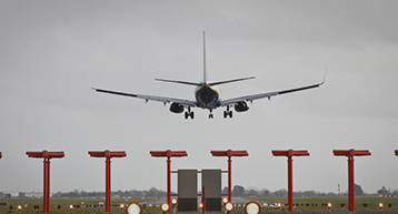 Plane land on runway 